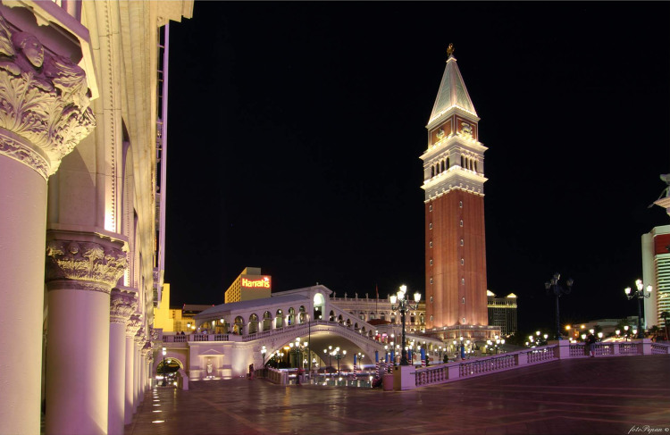Las Vegas - můžete se projít v areálu hotelu Venezia včetně Campanily a Ponte Rialto nebo dokonce projet gondolami po umělých kanálech